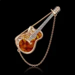 Золотая брошь Гитара с янтарём