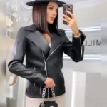 Женская куртка-косуха с косой молнией чёрная 