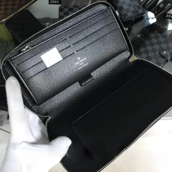 Татат: Клатч Louis Vuitton