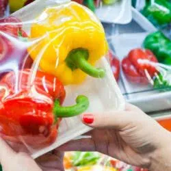 Упаковка продуктов в пищевую плёнку