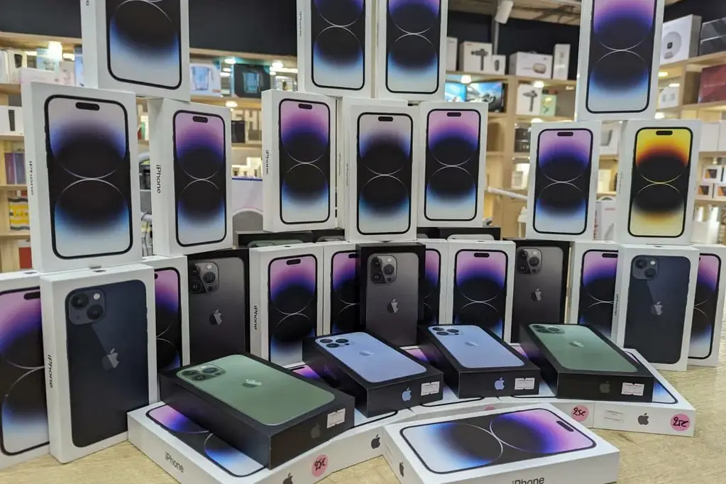 Графическая карта RTX 4090 и телефон iPhone 14 Pro Max