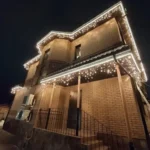 Новогоднее освещение домов гирляндами и бахромой