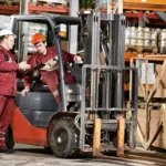 Водитель погрузчика на заводе