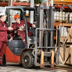 Водитель погрузчика на крупном заводе