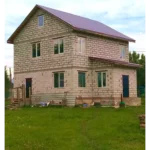 Двухуровневый дом в живописной местности