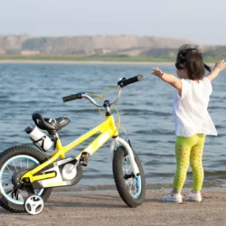 Яркие велосипеды для детей на свежем воздухе