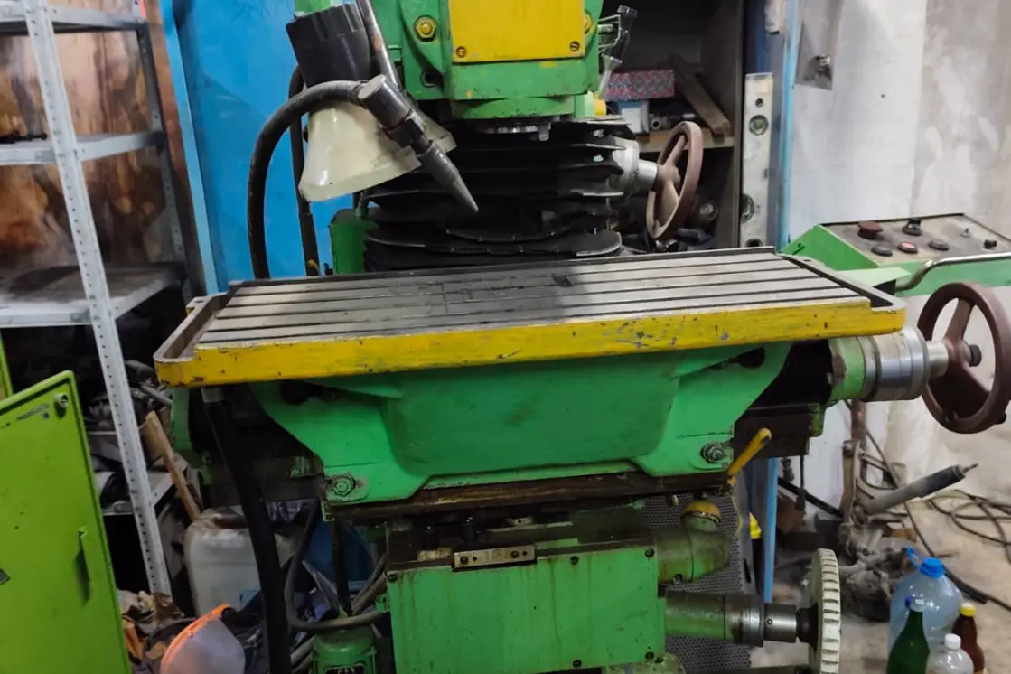 Широкоуниверсальный фрезерный станок ВМ131ВФ1