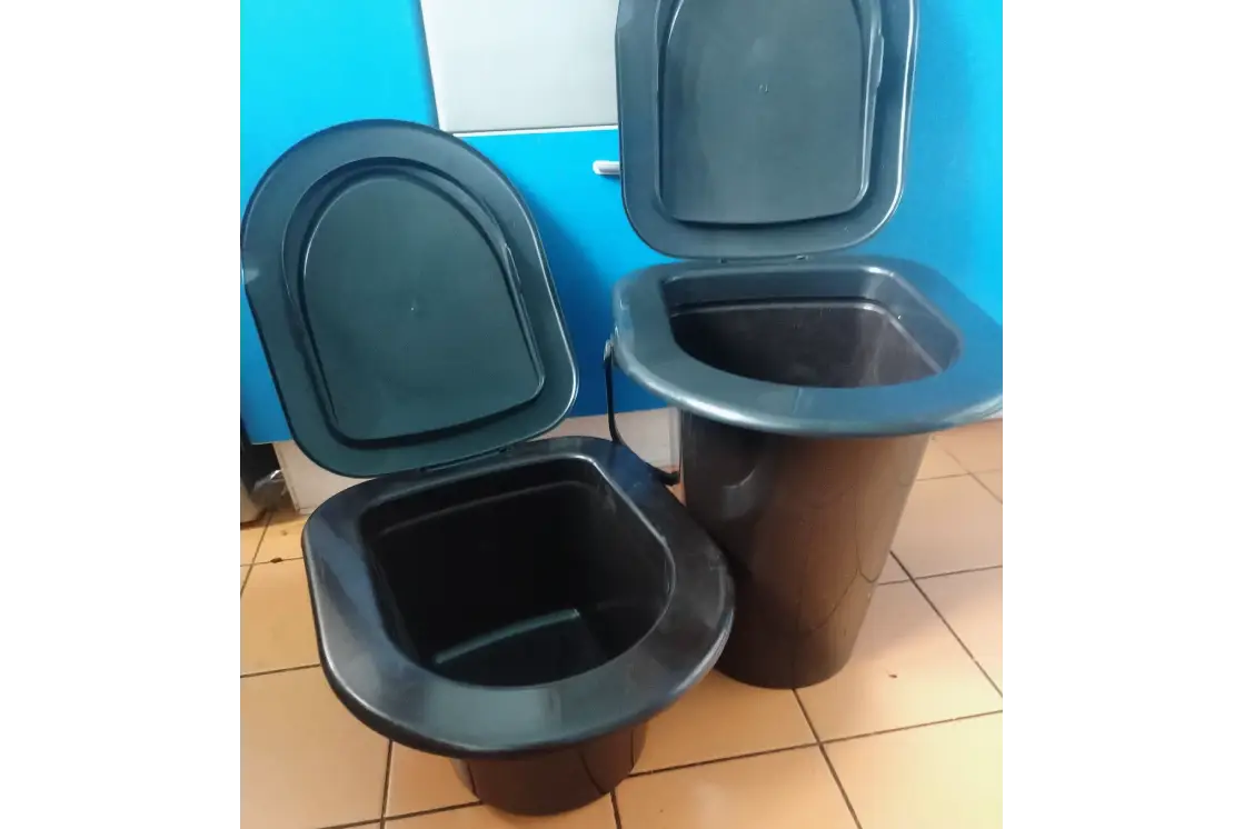 Компактный дачный туалет со съёмной ёмкостью 17 литров