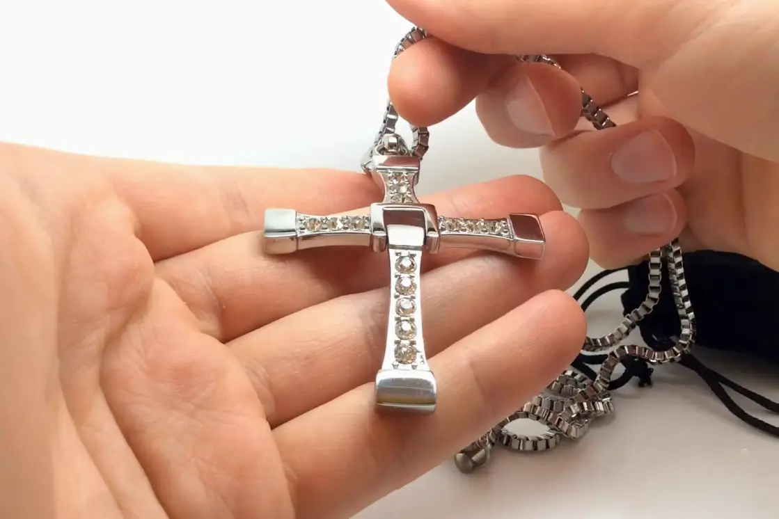 Металлический крест Доминика Торетто