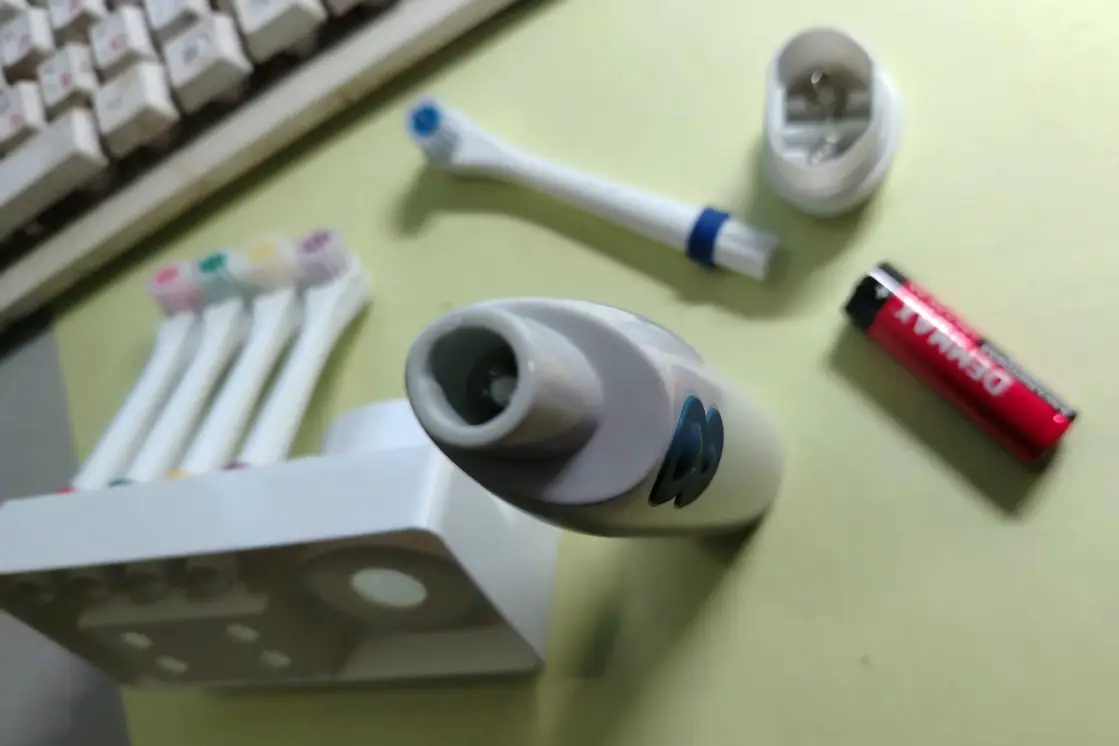 Электрическая зубная щётка с насадками для всей семьи, объявление на Татат