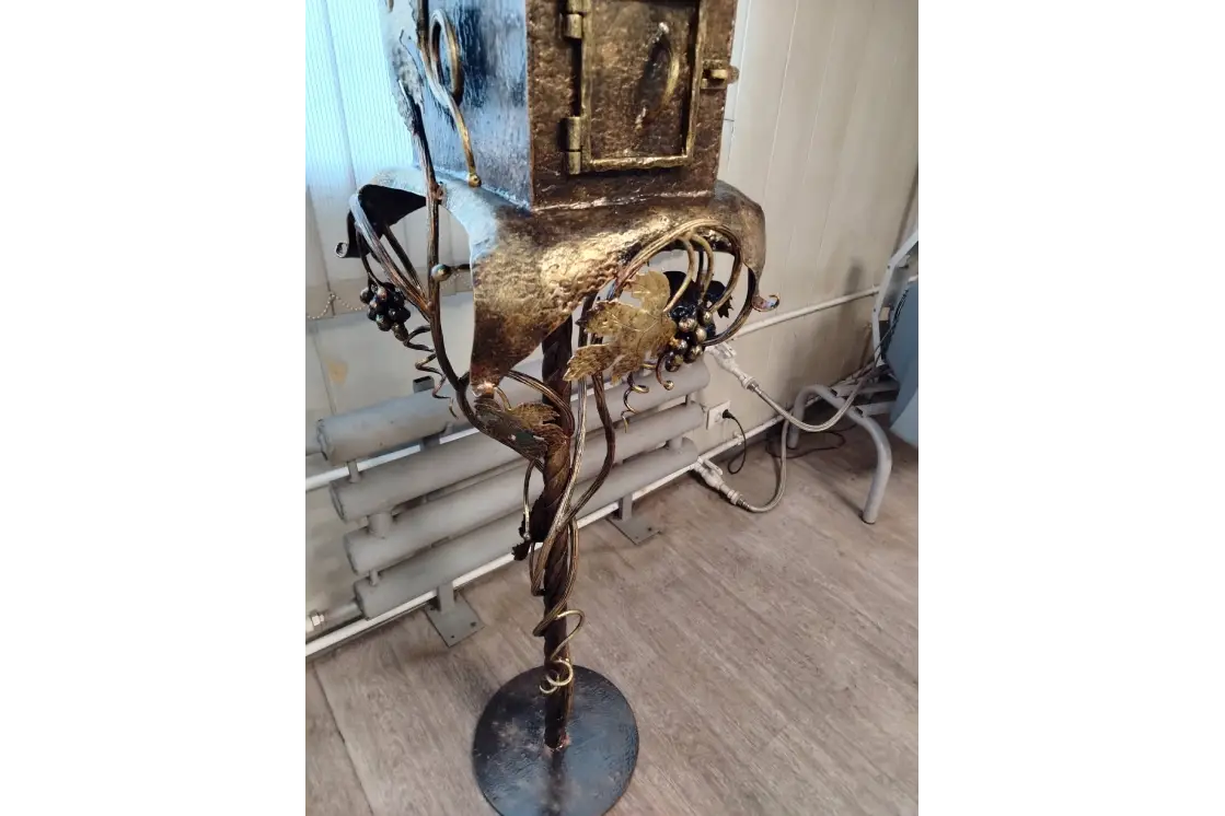 Авторский кованый почтовый ящик под старину 140 см