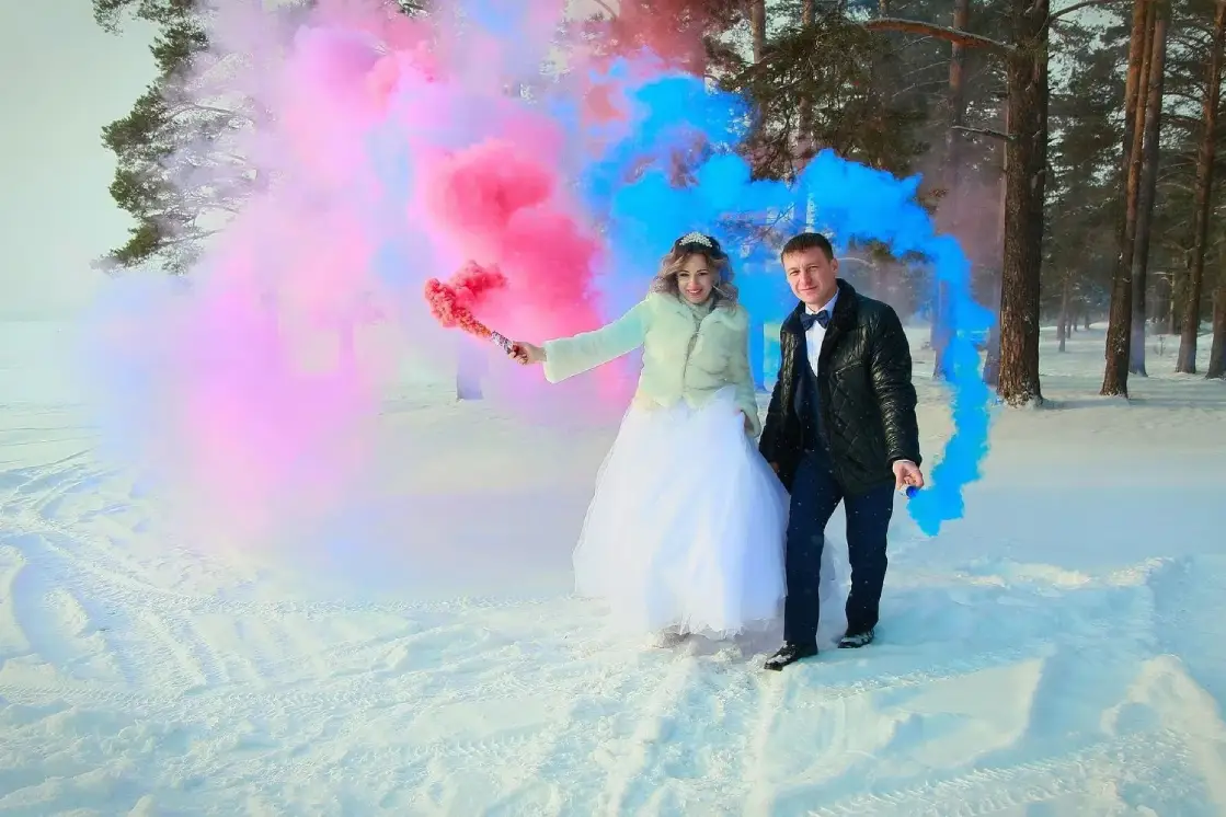 Цветной дым и порошок Холи для ярких фотосессий