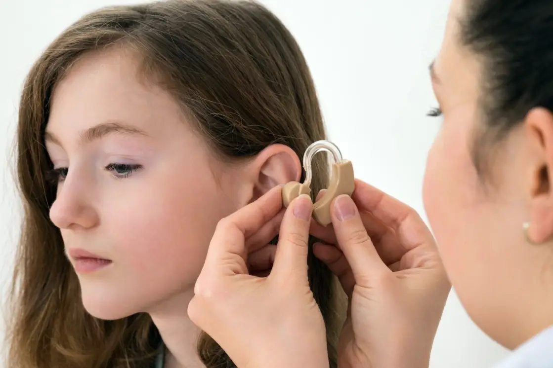 Невидимый внутриушной аппарат для слабослышащих