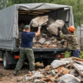 Вывоз строительного и бытового мусора: услуги грузчиков