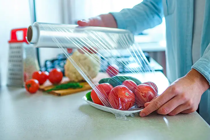Упаковка продуктов в пищевую плёнку