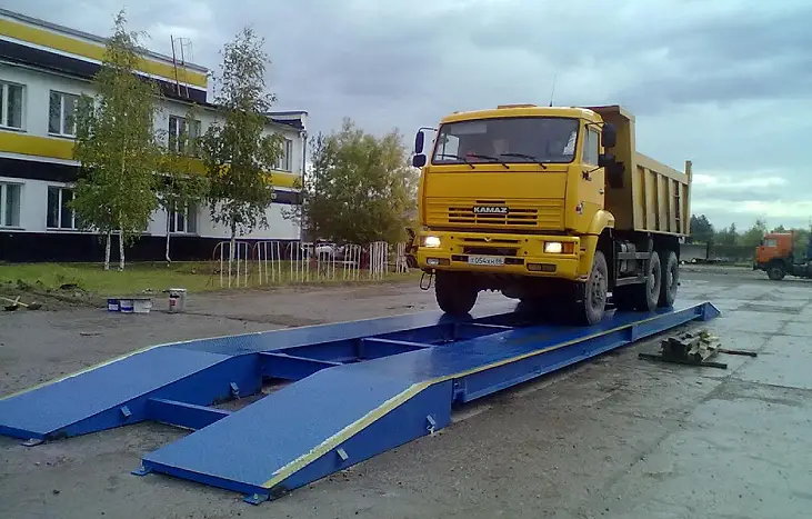 Автомобильные весы на поверхности
